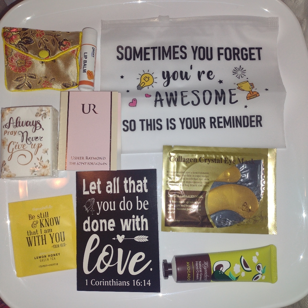 Lot with eye mask, lotion, perfume, notepad, etc